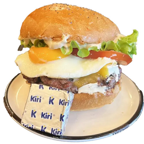 Kiri Burger - Burger avec steak, Kiri, cheddar, œuf, salade, tomate et sauce poivre. Commandez maintenant !